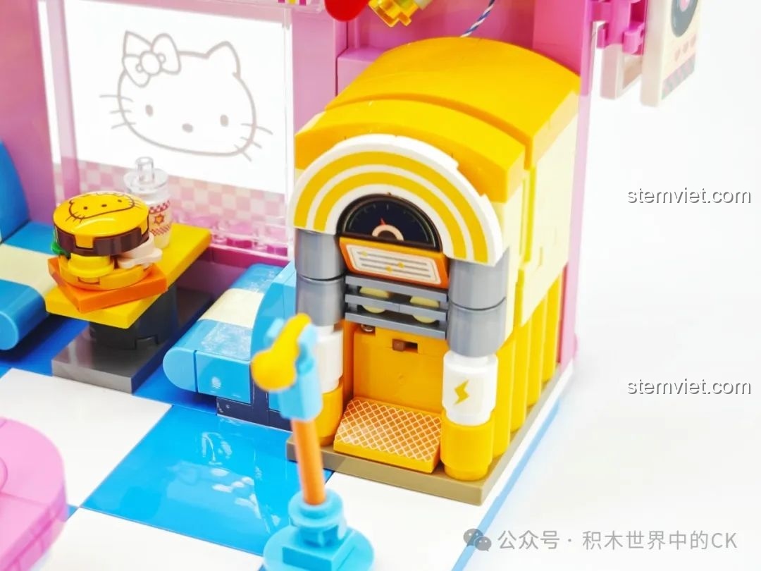 Cận cảnh máy hát đĩa cổ điển trong Nhà hàng Hamburger Hello Kitty Bãi Biển TC2032, tăng tính giải trí.