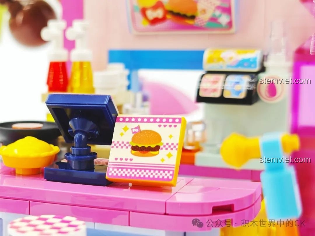 Cận cảnh máy tính tiền và bảng quảng cáo hamburger trong Nhà hàng Hamburger Hello Kitty Bãi Biển TC2032.