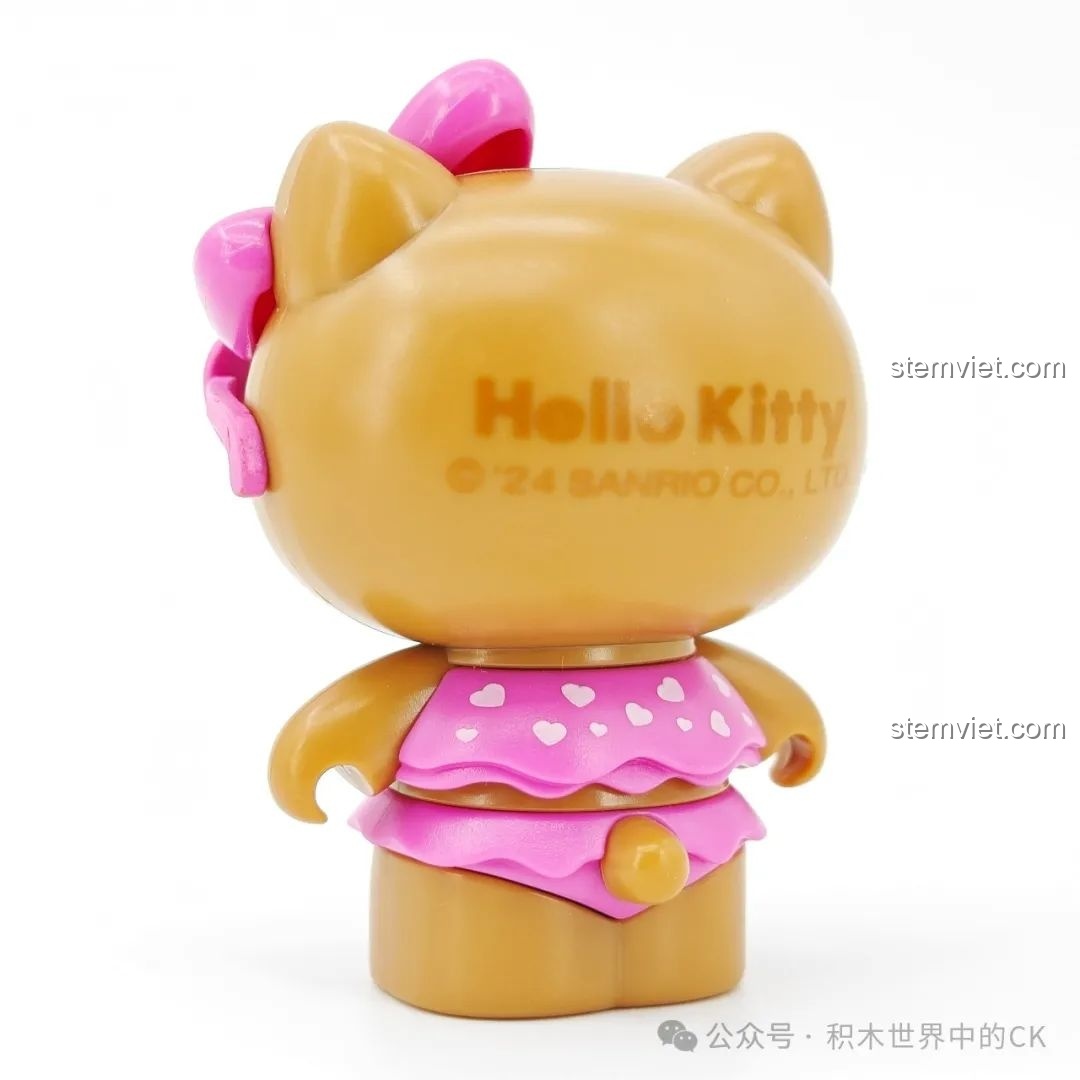 Mặt sau của minifigure Hello Kitty da nâu từ bộ TOP TOY TC2032, hiển thị logo Sanrio.