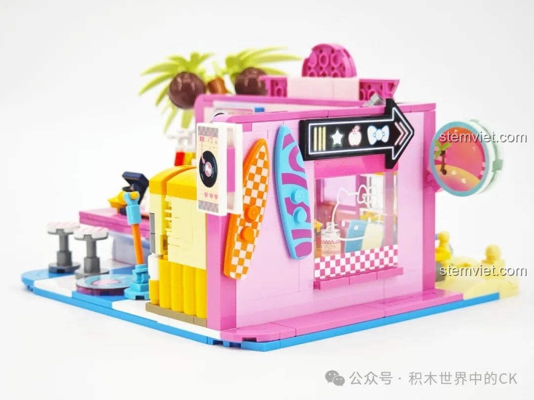 Mặt bên của mô hình Nhà hàng Hamburger Hello Kitty Bãi Biển TC2032, với ván lướt sóng và biển báo.