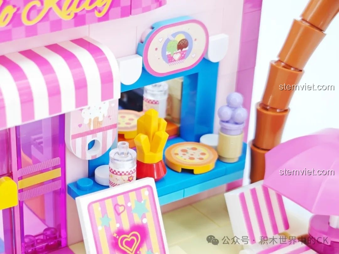 Cận cảnh quầy phục vụ với các món ăn như khoai tây chiên, pizza, kem trong Nhà hàng Hamburger Hello Kitty Bãi Biển TC2032.