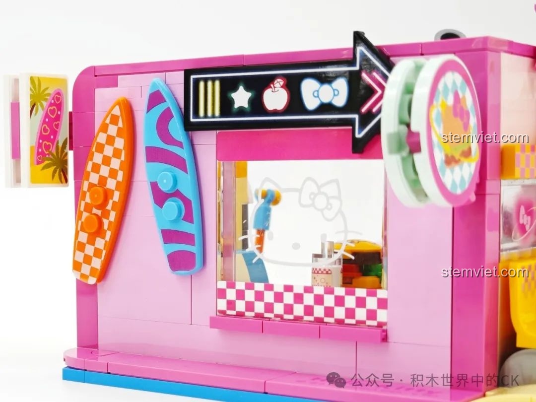 Cận cảnh ván lướt sóng và biển báo mũi tên trên tường bên ngoài Nhà hàng Hamburger Hello Kitty Bãi Biển TC2032.