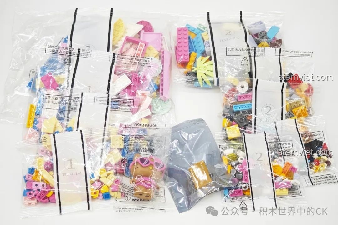 Các túi mảnh ghép được phân loại của bộ lắp ráp TOP TOY TC2032 Nhà hàng Hamburger Hello Kitty Bãi Biển, sẵn sàng lắp.