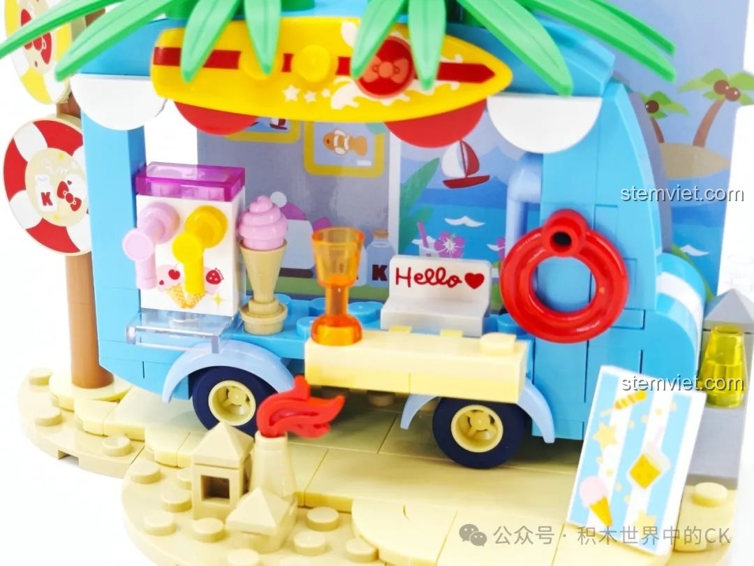 Cận cảnh chi tiết xe bán hàng và phao cứu sinh trong bộ lắp ráp TOP TOY TC2323 Trạm Tiếp Tế Nhiệt Tình.