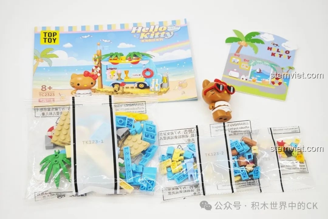 Nội dung bên trong hộp bộ lắp ráp TOP TOY TC2323 Trạm Tiếp Tế Nhiệt Tình, bao gồm sách hướng dẫn và mảnh ghép.