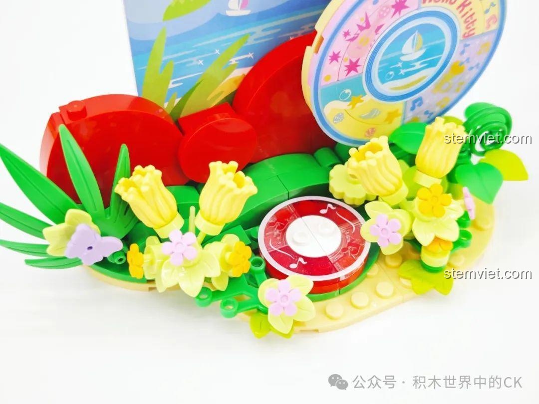 Cận cảnh minifigure Hello Kitty "da nâu" với bikini và kính râm trong bộ TC2324.