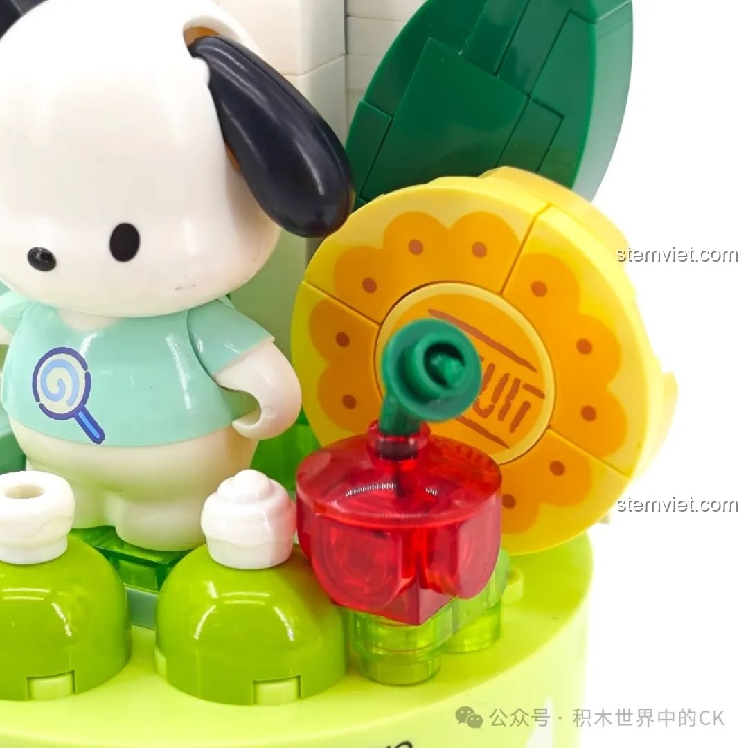 Cận cảnh chi tiết trang trí hình bánh quy và quả cherry trên mô hình Pochacco K20846.