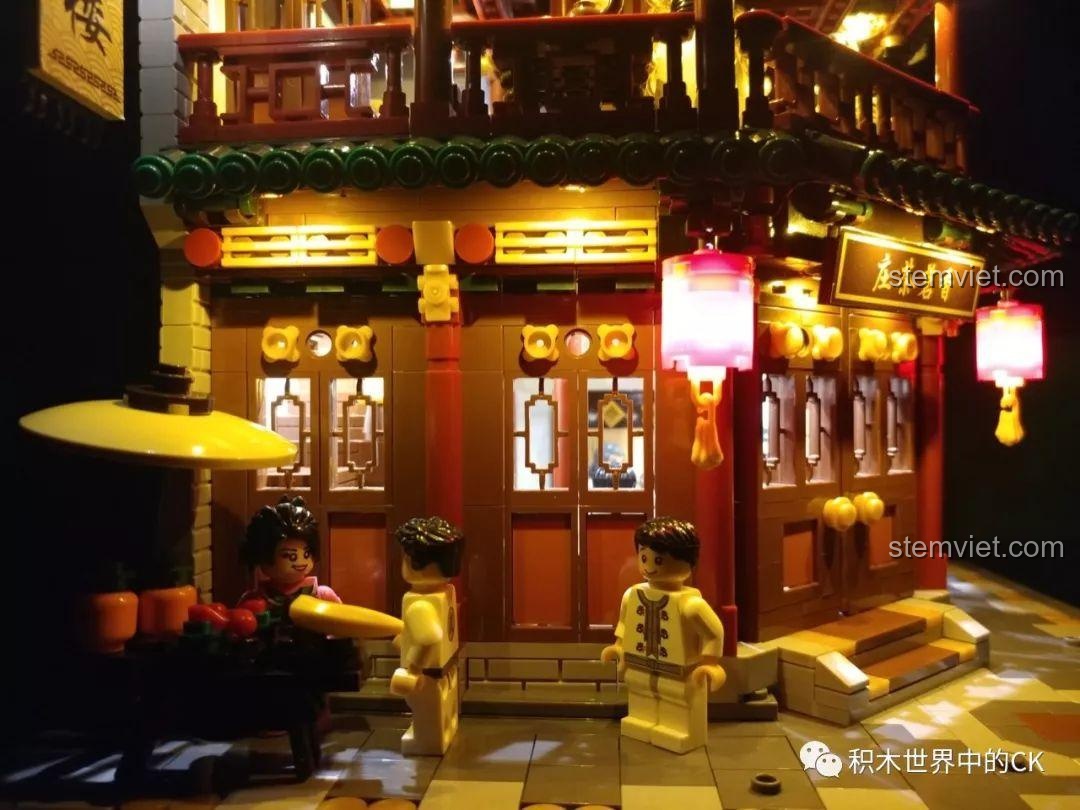 Mô hình Trà Quán Hương茗 XB-01021 được trang bị đèn LED, tỏa sáng lung linh trong đêm.