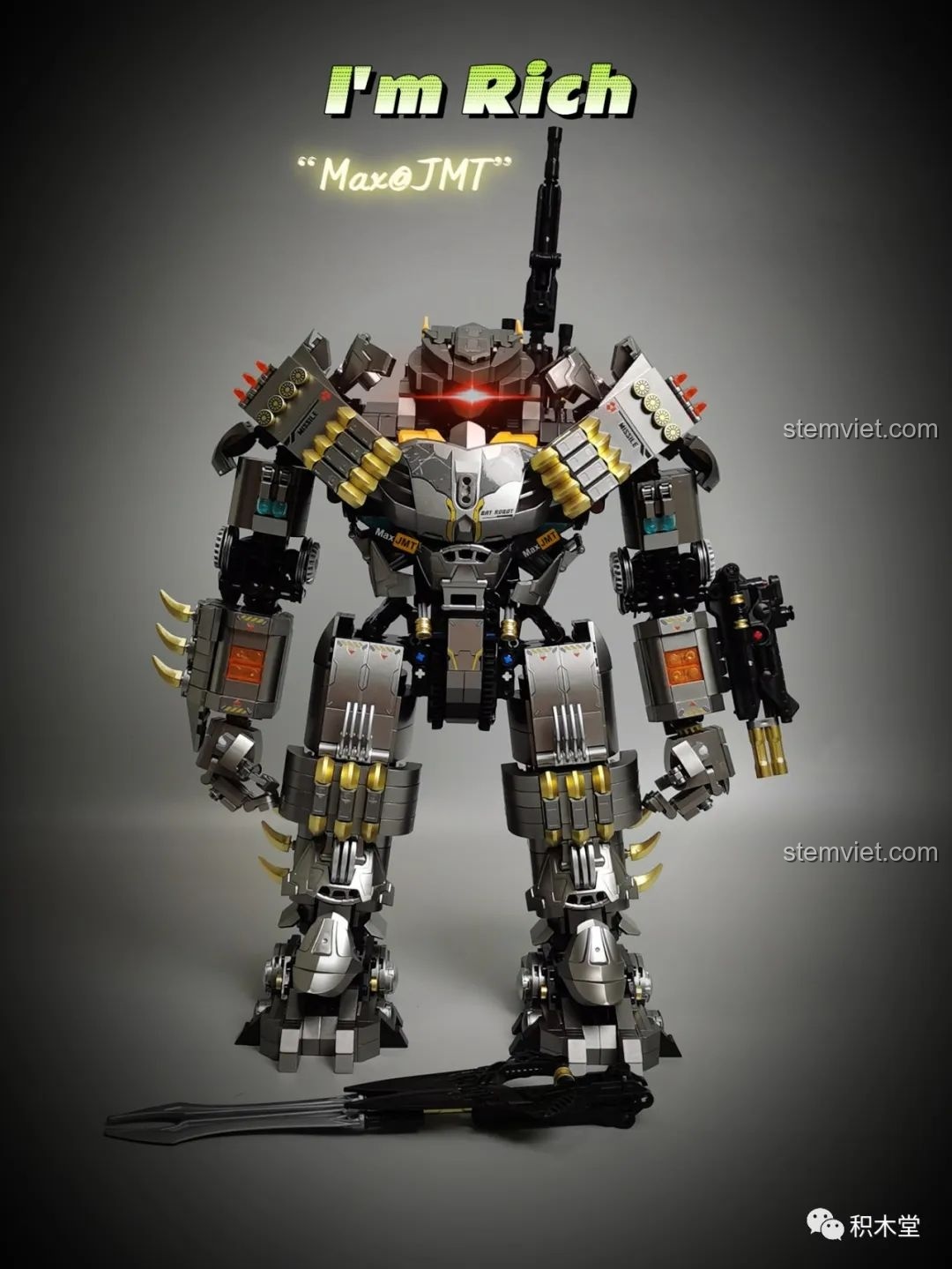Mô hình Robot Batmech Hạng Nặng Justice Buster 19008 hoàn thiện với tư thế đứng thẳng, nổi bật với dòng chữ I'm Rich.