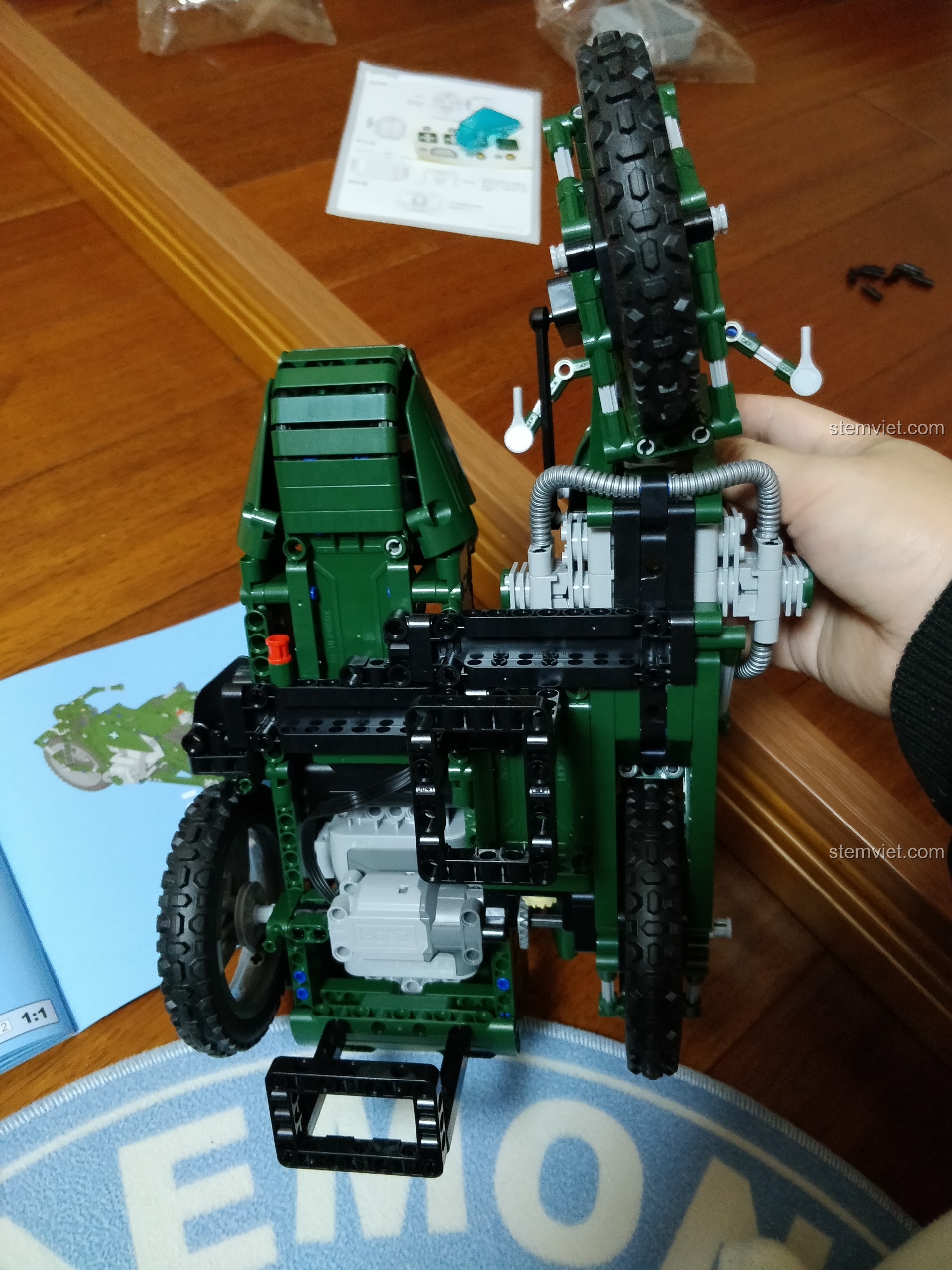 Mô hình CaDA C51021 hoàn chỉnh được chụp từ góc nghiêng, thể hiện sự hầm hố và chi tiết.