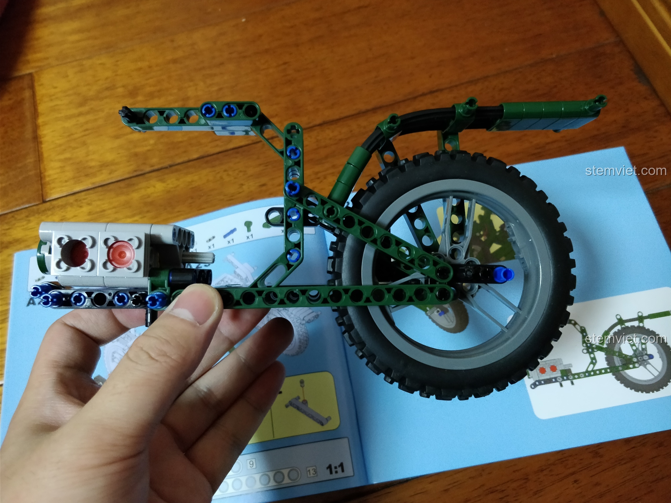 Kiểm tra khoảng cách giữa bánh xe sau và chắn bùn để đảm bảo bánh xe quay tự do trên mô hình CaDA C51021.