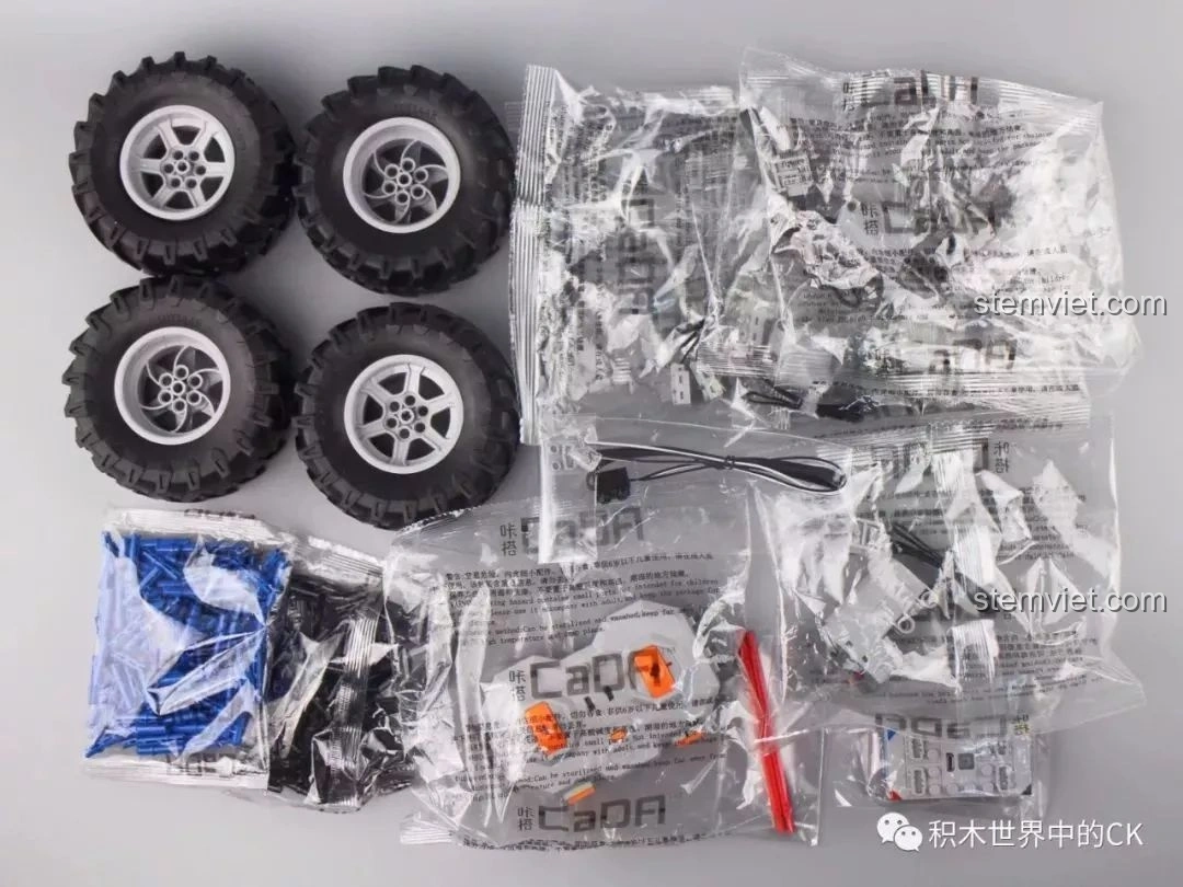 Các túi chi tiết và 4 bánh xe lớn của bộ đồ chơi xây dựng CaDA C61006 Jeep Wrangler Rubicon.