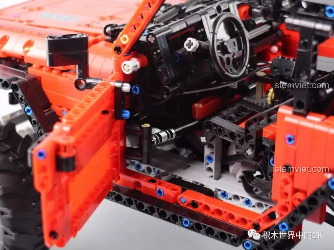 Mô hình đồ chơi lắp ghép CaDA C61006 Jeep Wrangler Rubicon lật ngược, lộ hệ thống truyền động và treo.