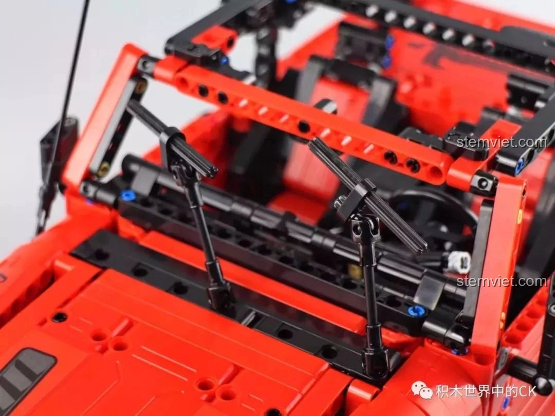 Phần đuôi xe của mô hình đồ chơi lắp ghép CaDA C61006 Jeep Wrangler Rubicon mở ra, lộ hộp pin.