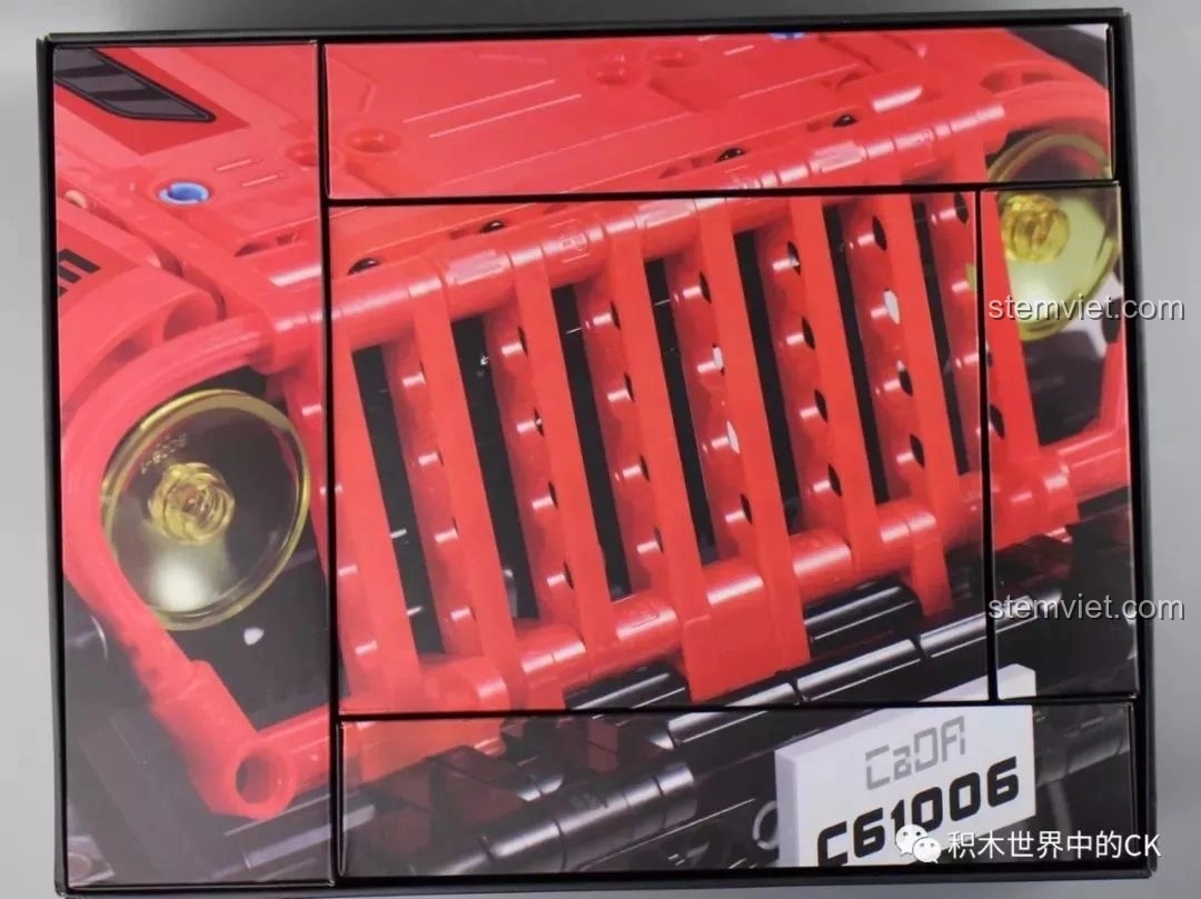 Thiết kế hộp bên trong của bộ lắp ghép CaDA C61006 Jeep Wrangler Rubicon với hình ảnh lưới tản nhiệt xe Jeep màu đỏ.