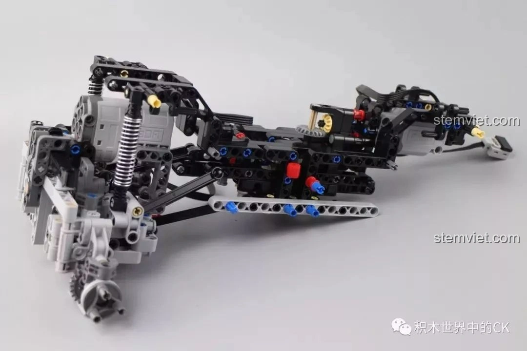 Khung gầm của bộ lắp ghép CaDA C61006 Jeep Wrangler Rubicon đang dần hoàn thiện, với các chi tiết treo.