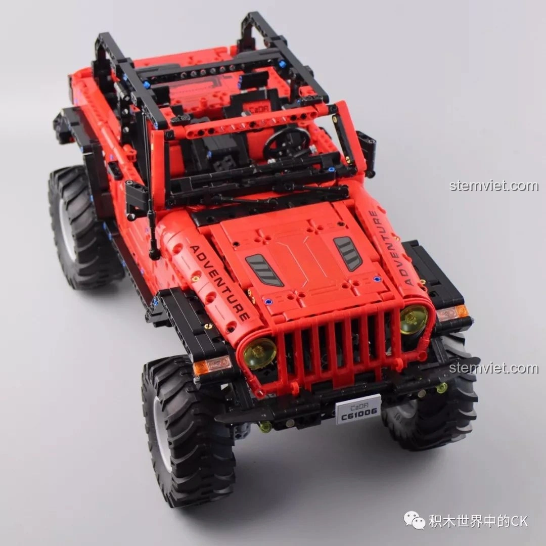 Chi tiết lò xo đặc biệt giúp cửa xe của bộ lắp ghép CaDA C61006 Jeep Wrangler Rubicon đóng mở mượt mà.