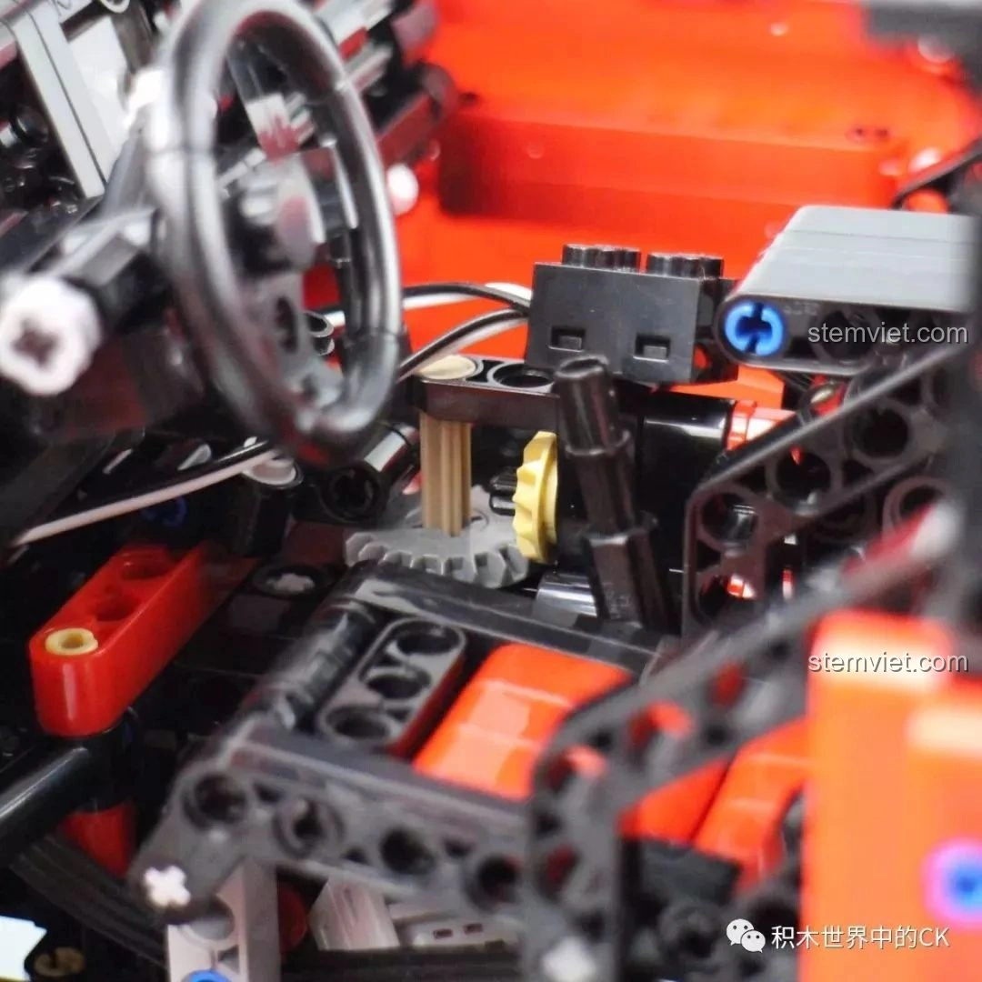 Lốp xe của mô hình đồ chơi xây dựng CaDA C61006 Jeep Wrangler Rubicon bị ép, minh họa độ mềm.