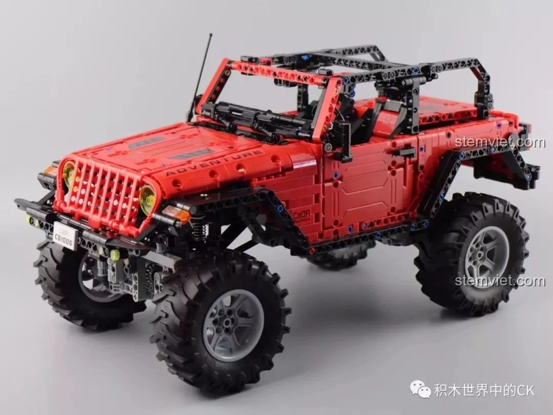 Mô hình đồ chơi lắp ráp CaDA C61006 Jeep Wrangler Rubicon nhìn trực diện từ phía trước, nổi bật lưới tản nhiệt.