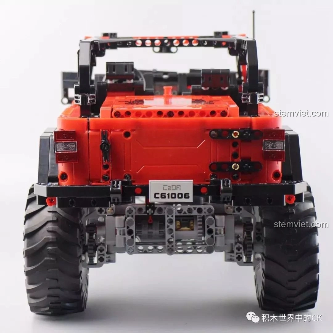 Mô hình đồ chơi lắp ghép CaDA C61006 Jeep Wrangler Rubicon nhìn từ trên xuống, thấy rõ cấu trúc khung.