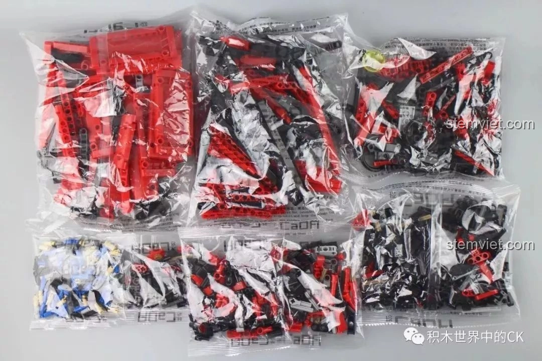 Thân xe của bộ đồ chơi xây dựng CaDA C61006 Jeep Wrangler Rubicon đang dần hình thành, với màu đỏ nổi bật.