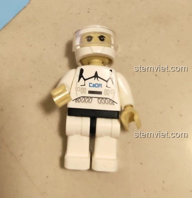 Minifigure phi công của bộ CaDA C61076 Máy bay Bell V-280 Valor nhìn trực diện, với logo CaDA in trên thân áo.