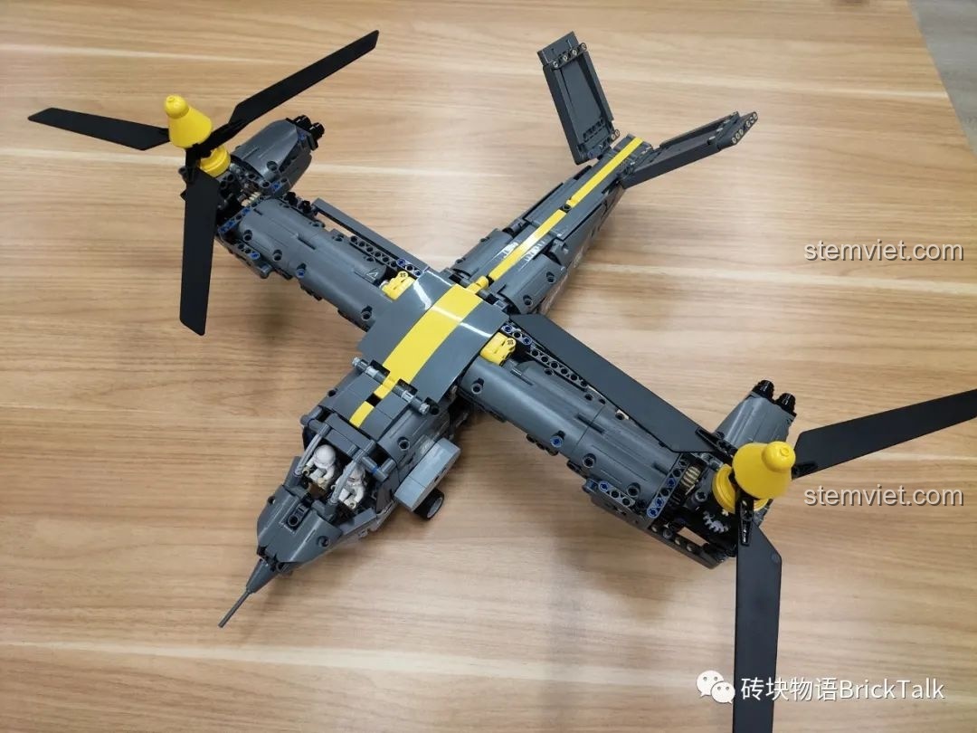 Mô hình CaDA C61076 Máy bay Bell V-280 Valor nhìn từ trên xuống, với cánh quạt và dải màu vàng nổi bật.