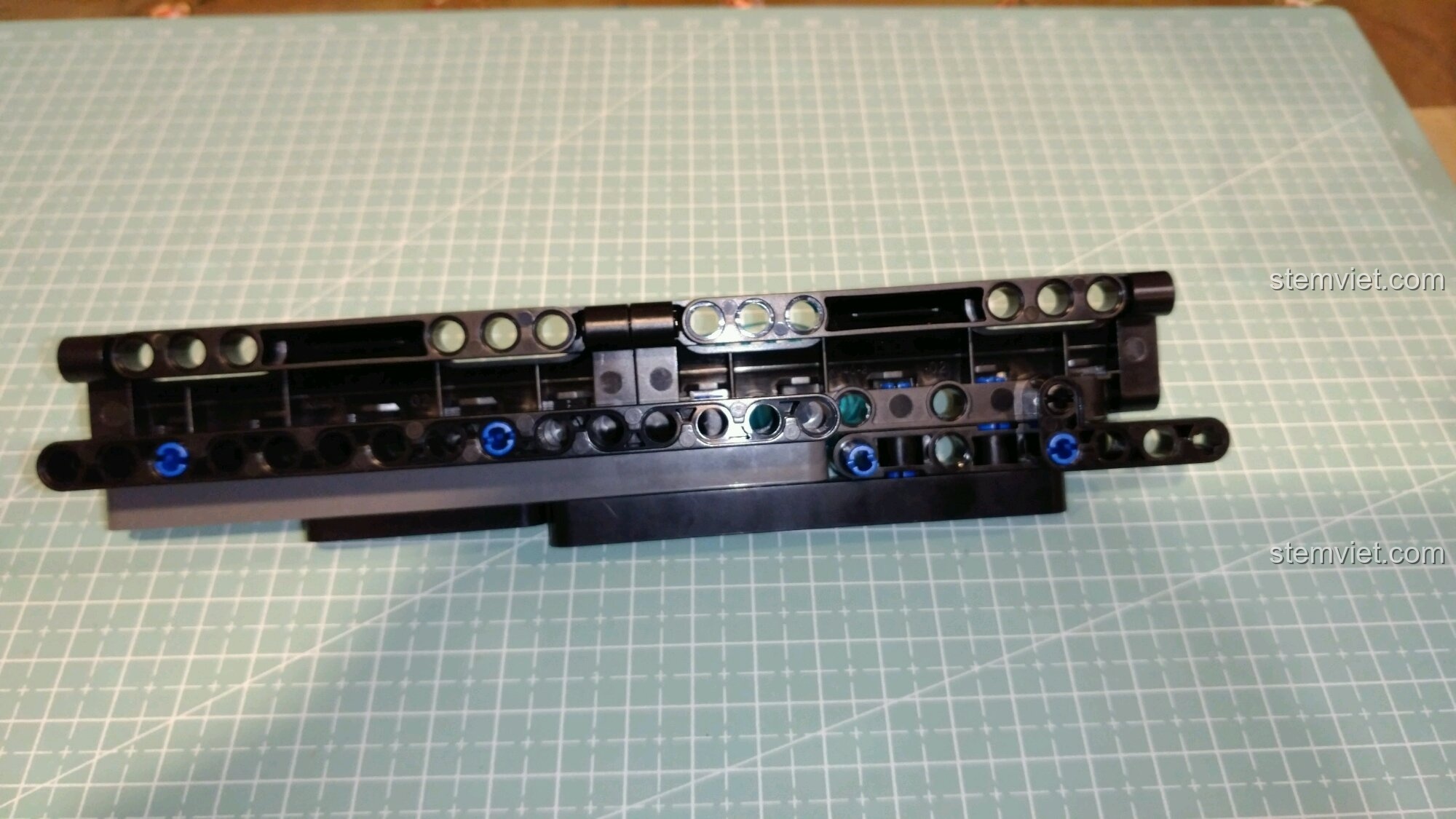 Bước đầu tiên trong quá trình trải nghiệm CaDA C81006 Súng MP5 huyền thoại trong game: lắp ráp phần khung nòng súng.