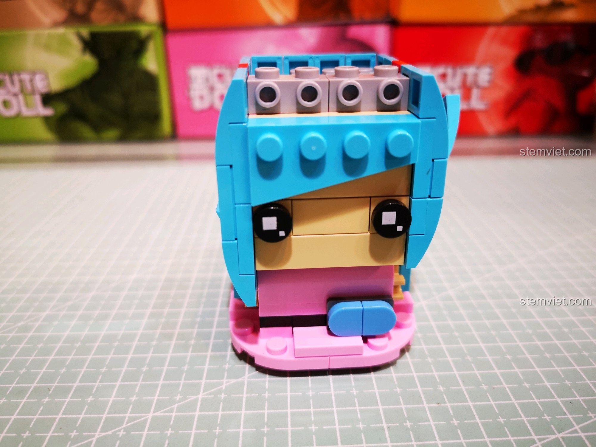 Gắn phần tóc vào khung đầu trong quá trình trải nghiệm Decool 6826 Nhân vật Bảy Viên Ngọc Rồng.