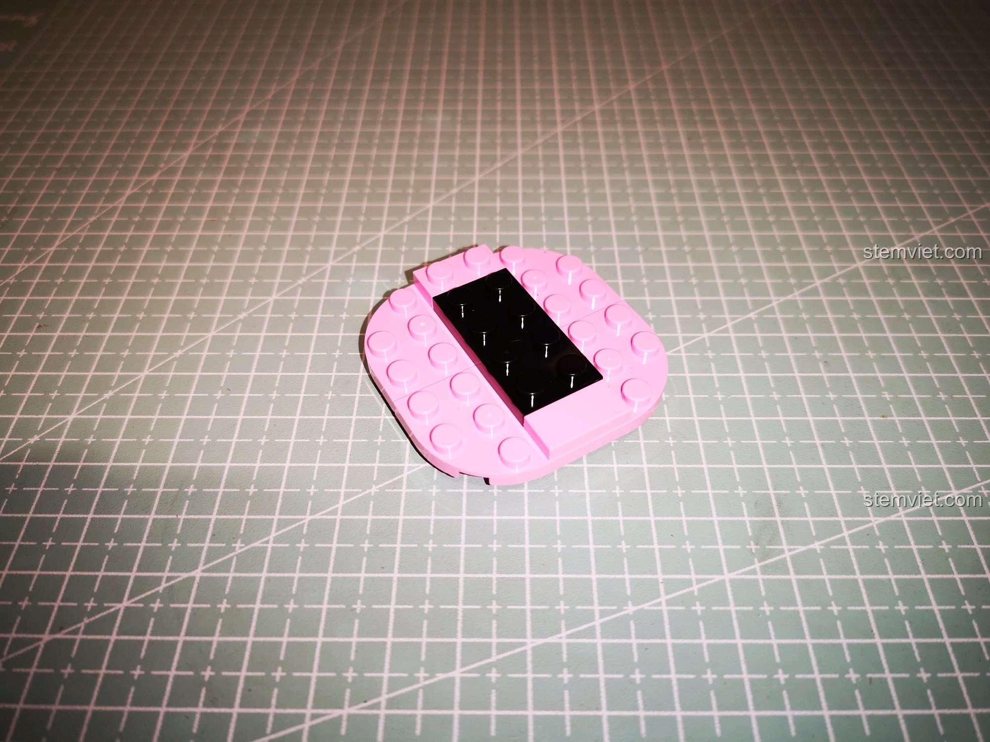 Bước đầu tiên trong quá trình trải nghiệm Decool 6826 Nhân vật Bảy Viên Ngọc Rồng: lắp ráp phần đế.