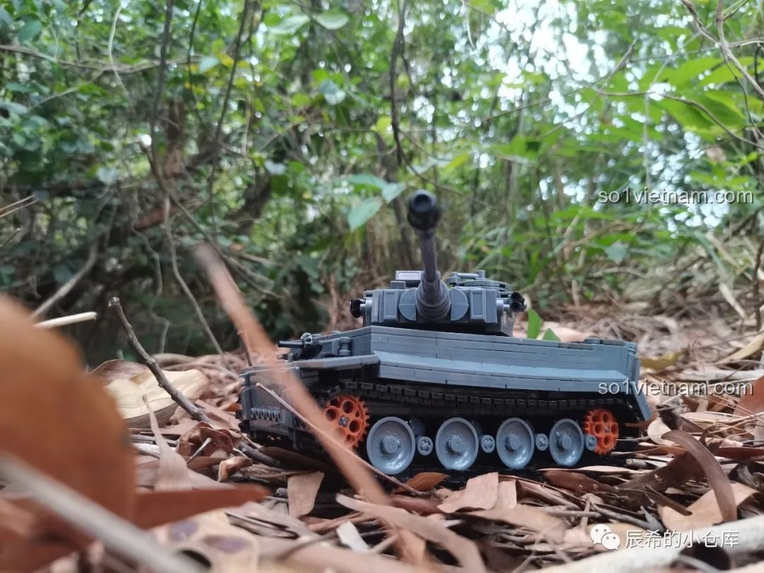Mô hình xe tăng Sluban M38-B0851 được đặt trong một khung cảnh ngoài trời, sẵn sàng cho trải nghiệm điều khiển.