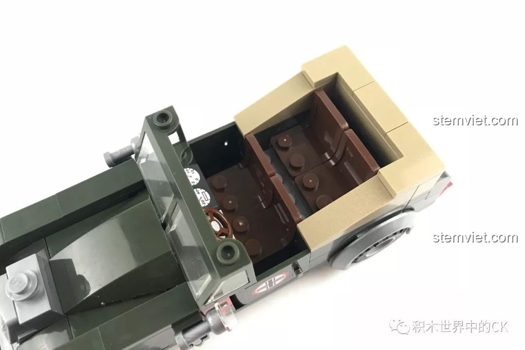 Nữ điệp viên tóc đỏ trên xe mô tô quân sự với súng bắn tỉa trong bộ Enlighten 1708.