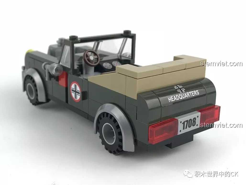 Góc nhìn 3/4 phía sau của xe mui trần quân sự Enlighten 1708, với biển số 1708.