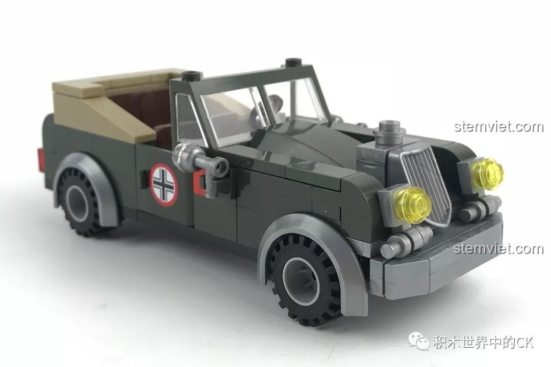 Góc nhìn từ trên xuống nội thất xe mui trần quân sự Enlighten 1708, cho thấy không gian bên trong.