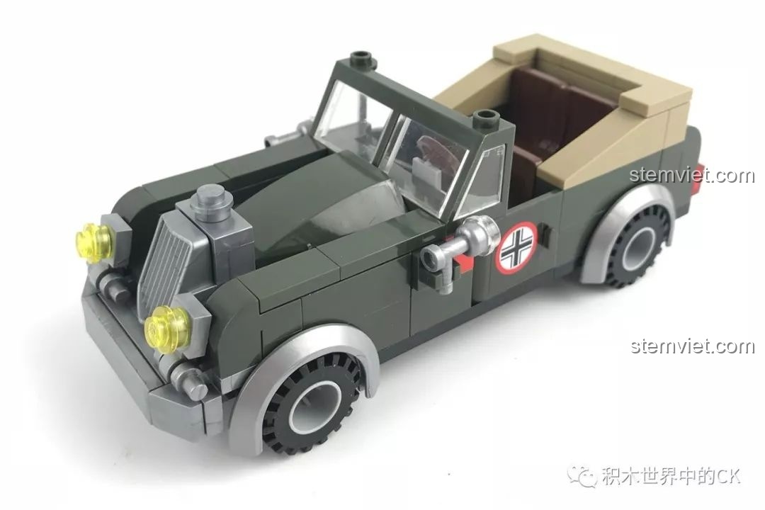 Xe mui trần quân sự cổ điển của bộ Enlighten 1708, thiết kế đẹp mắt và chắc chắn.