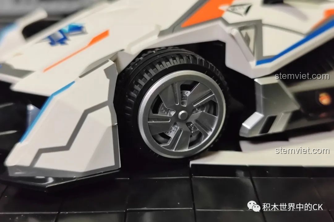 Bánh xe của bộ lắp ghép Enlighten 74034 S-Phá Hiểu Giả, với thiết kế mâm đúc và lốp cao su chất lượng cao.
