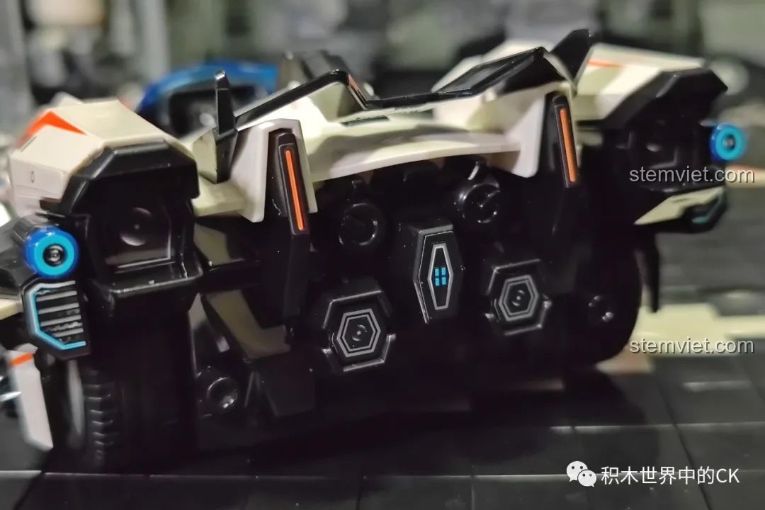 Cận cảnh phần đuôi xe của bộ lắp ghép Enlighten 74034 S-Phá Hiểu Giả, thể hiện sự tinh xảo trong từng chi tiết.