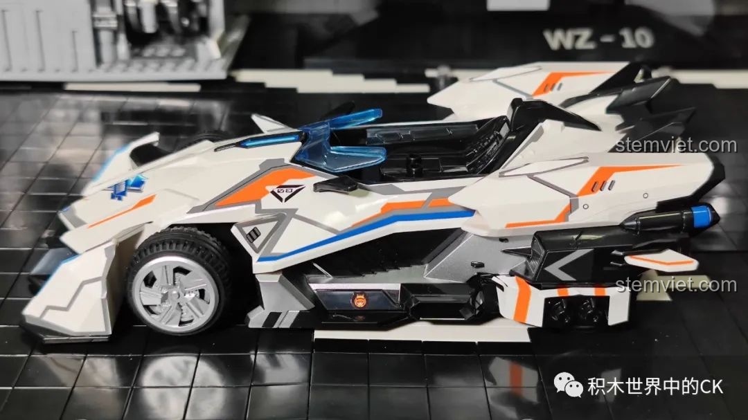 Góc nghiêng của xe đua Enlighten 74034 S-Phá Hiểu Giả, thể hiện đường nét khí động học và chi tiết decal.