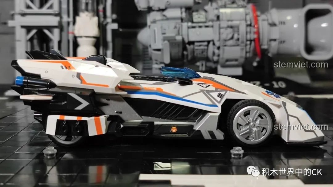 Toàn cảnh mô hình xe đua Enlighten 74034 S-Phá Hiểu Giả nhìn từ bên hông, với các chi tiết decal nổi bật.