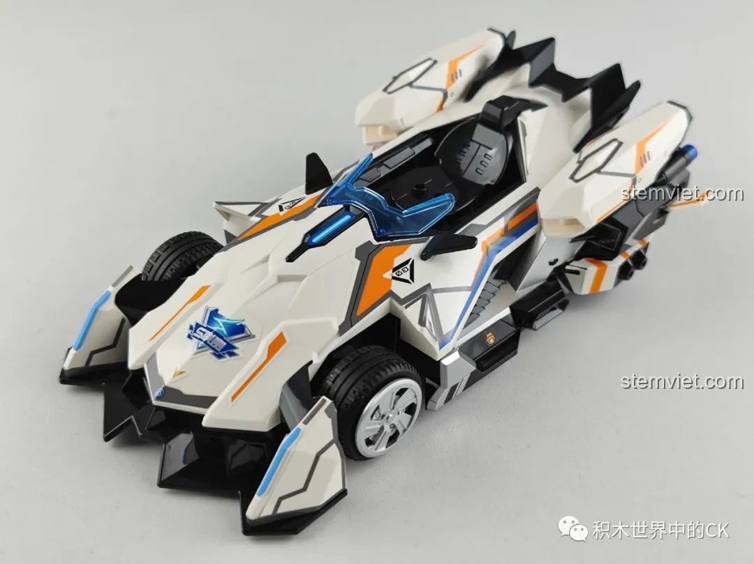 Chiếc xe đua Enlighten 74034 S-Phá Hiểu Giả đã hoàn thiện, với thiết kế màu trắng hiện đại và mạnh mẽ.