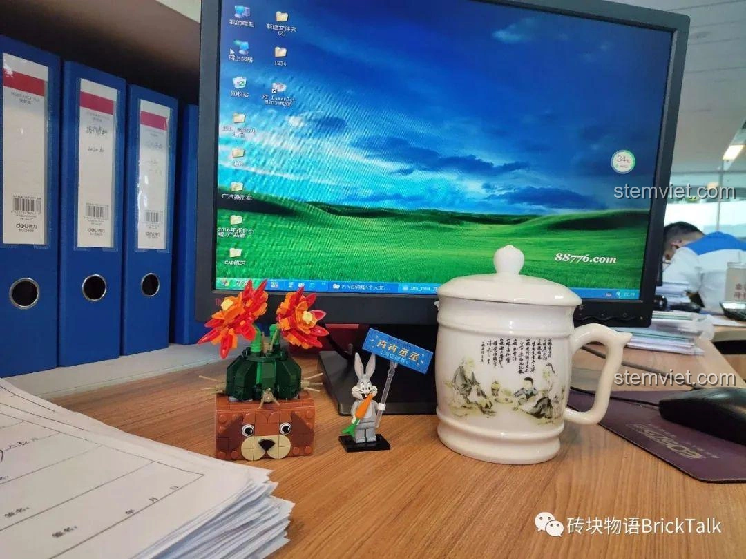 Mô hình Forange 8304 Mô hình Hoa Xương Rồng Nở Hoa đặt trên bàn làm việc, tạo không gian thư giãn và sáng tạo.