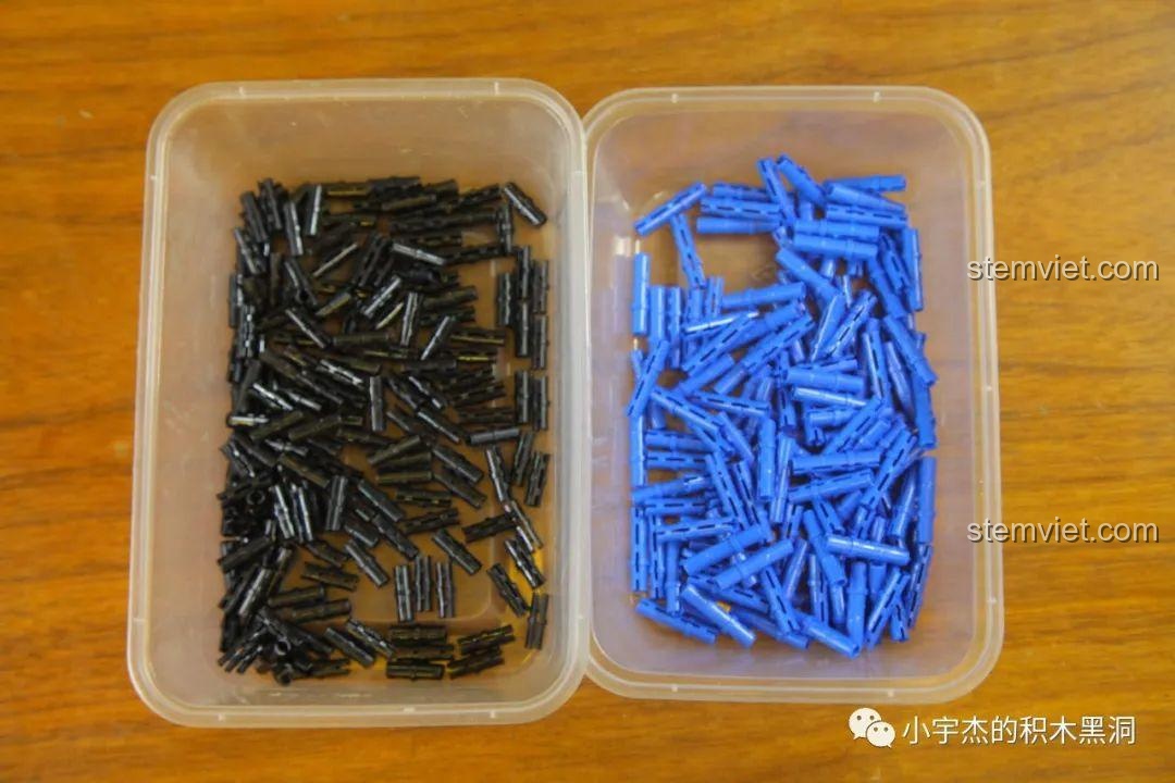 Các chốt nối (pins) màu đen và xanh của bộ trải nghiệm JiaZhi 8613 Xe đua Ferrari 488 GTE, được phân loại gọn gàng.