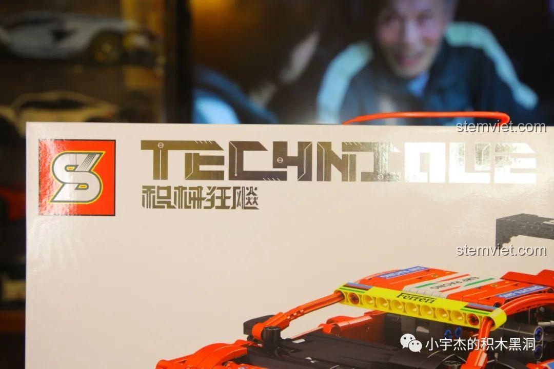 Cận cảnh logo SY Block trên hộp bộ lắp ráp JiaZhi 8613 Ferrari 488 GTE, biểu tượng của thương hiệu.