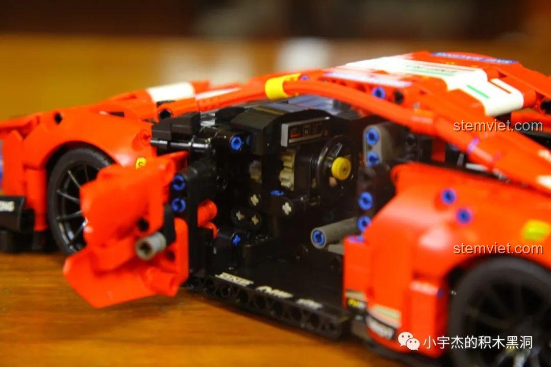 So sánh mô hình trải nghiệm JiaZhi 8613 Xe đua Ferrari 488 GTE với một mẫu xe Technic màu xanh lá.