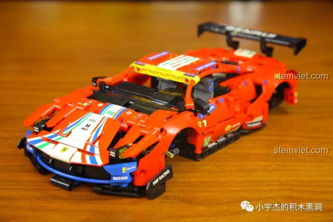 Góc nhìn phía trước của thân xe mô hình JiaZhi 8613 Ferrari 488 GTE đã hoàn thành.