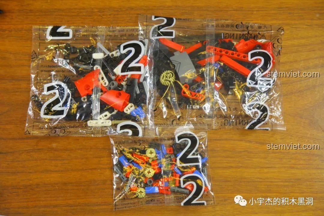 Các túi mảnh ghép được đánh số 2 của bộ trải nghiệm JiaZhi 8613 Xe đua Ferrari 488 GTE, sẵn sàng cho giai đoạn tiếp theo.