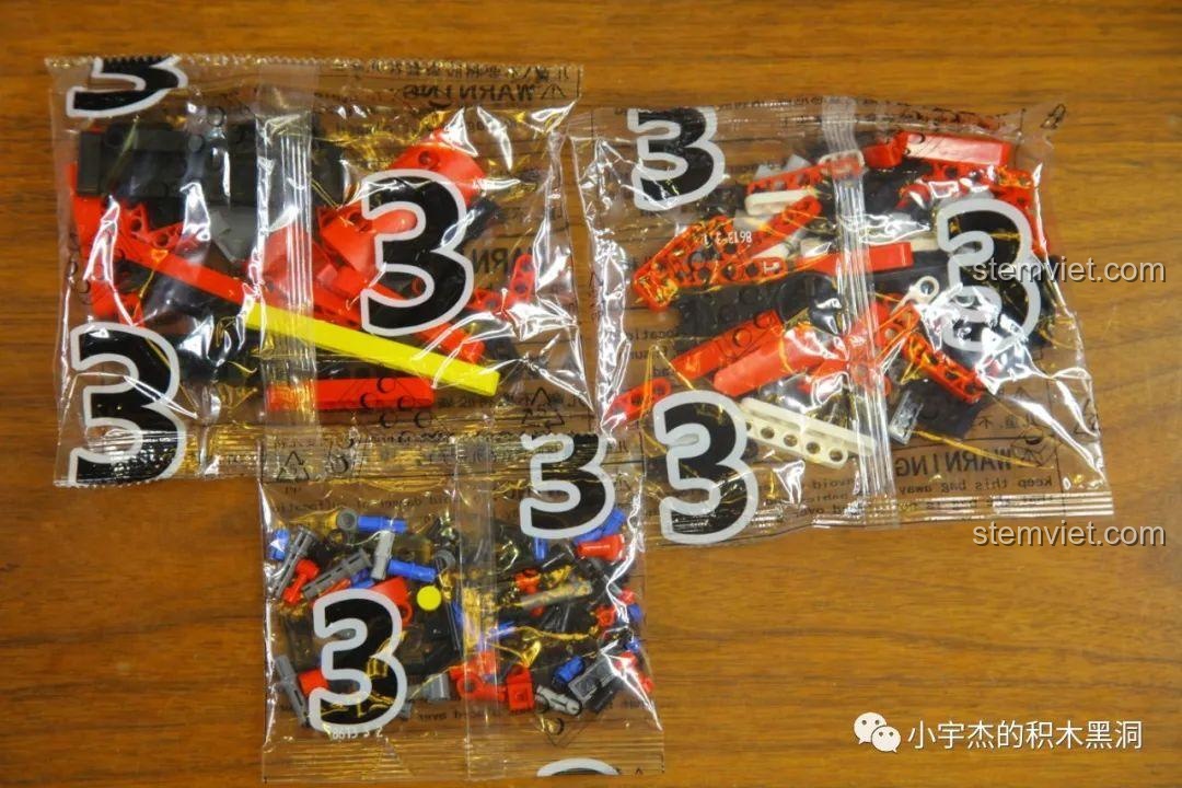 Các túi mảnh ghép được đánh số 3 của bộ trải nghiệm JiaZhi 8613 Xe đua Ferrari 488 GTE, cho giai đoạn tiếp theo.