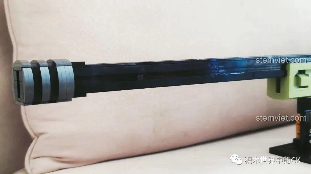 Chi tiết bên hông thân súng của mô hình JIESTAR AWP 58022, thể hiện các đường nét và khe rãnh tinh xảo.