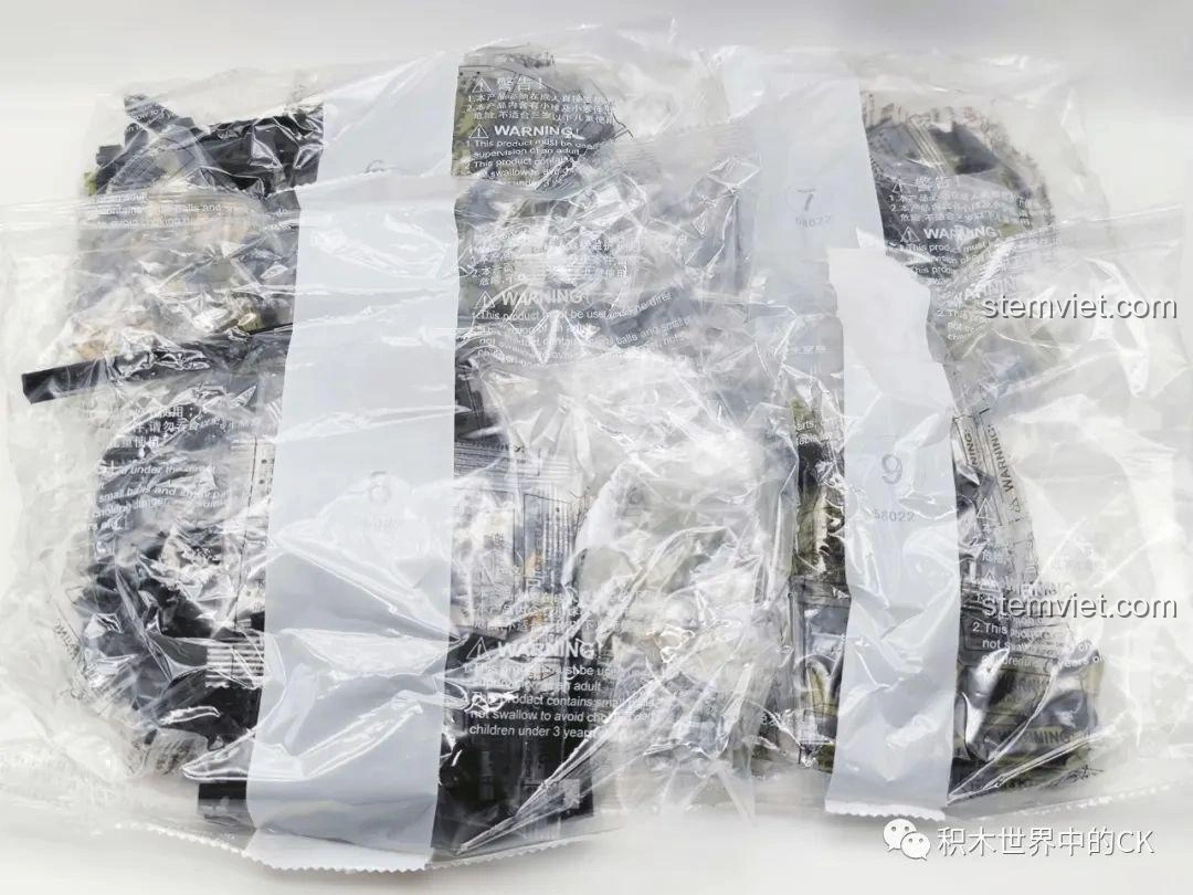 Toàn bộ các túi mảnh ghép của bộ đồ chơi lắp ghép Súng AWP 022, sẵn sàng cho quá trình lắp ráp chi tiết.