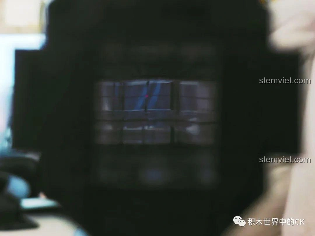 Hộp đạn có thể tháo rời của mô hình súng bắn tỉa AWP JIESTAR 58022, với các chi tiết màu đỏ và đen.